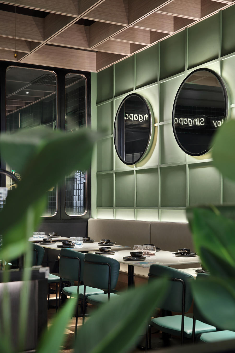 深圳宝安餐饮空间设计「艺鼎新作·星美聚」308㎡复古橄榄绿餐厅，邂逅那撩人的别样风趣！