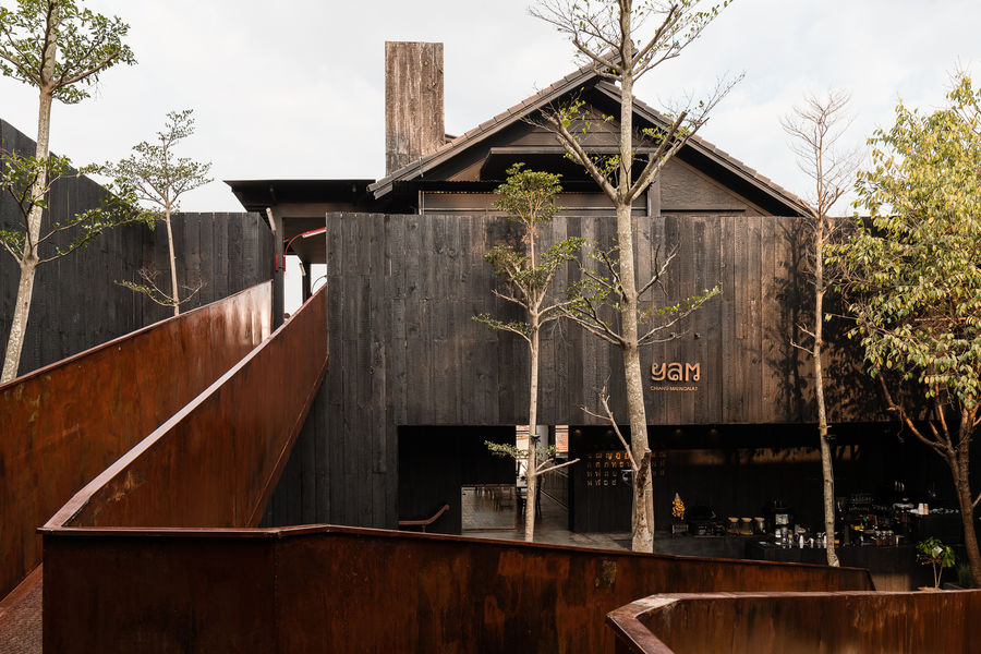 Sawadeesign Studio | 越南餐廳 YAM，鋼橋跨越庭院 