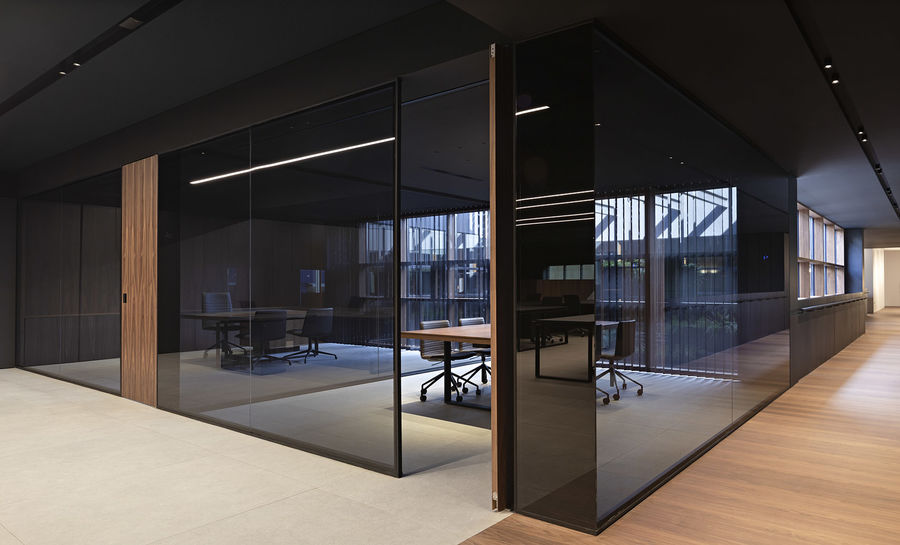 黑色、木色、白色交织的办公空间设计 | Francesc Rifé