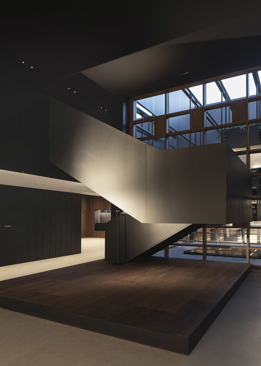 黑色、木色、白色交织的办公空间设计 | Francesc Rifé