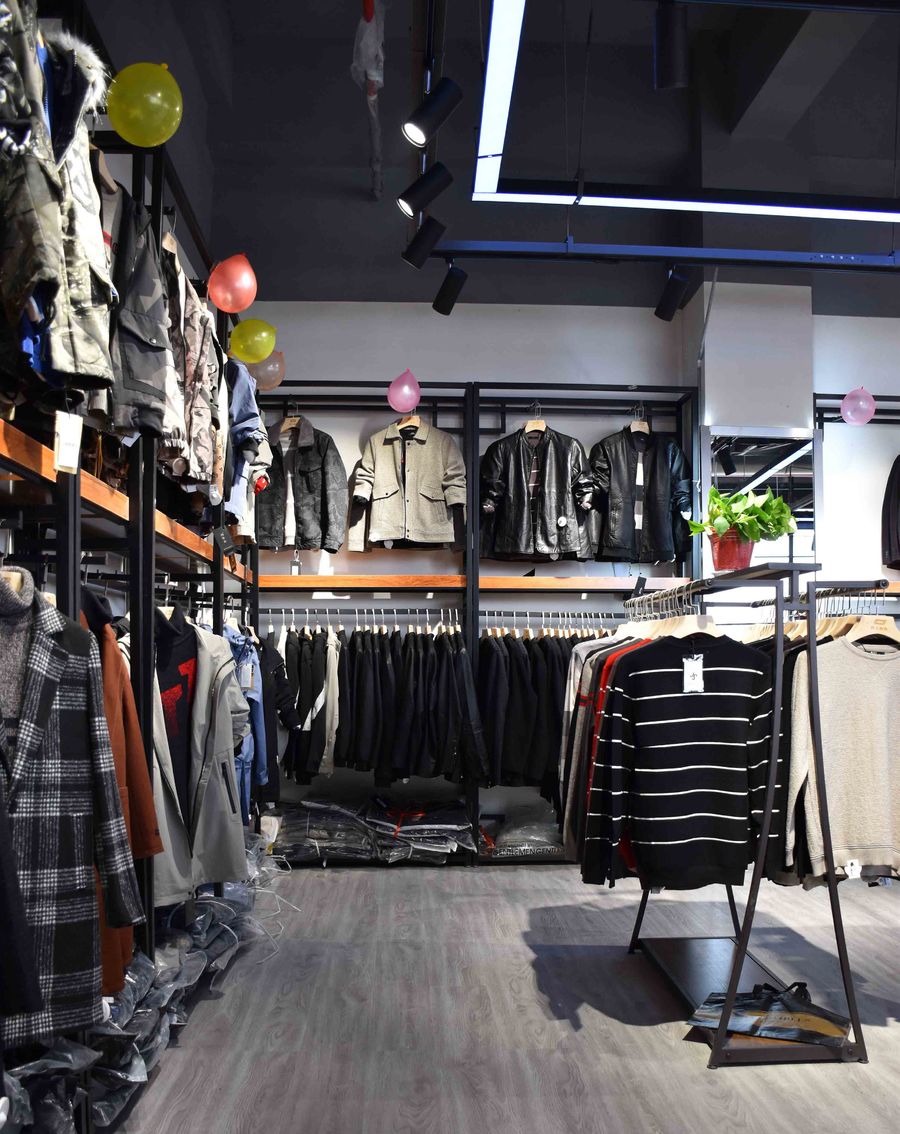 空间以黑、白、灰为主色调的现代风格的男装店 | 天兵设计