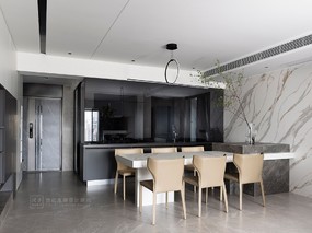 尺子设计丨灰棕质感的别样空间，玻璃厨房超吸睛！