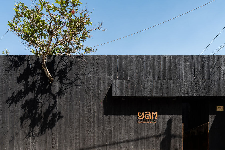 Sawadeesign Studio | 越南餐廳 YAM，鋼橋跨越庭院 