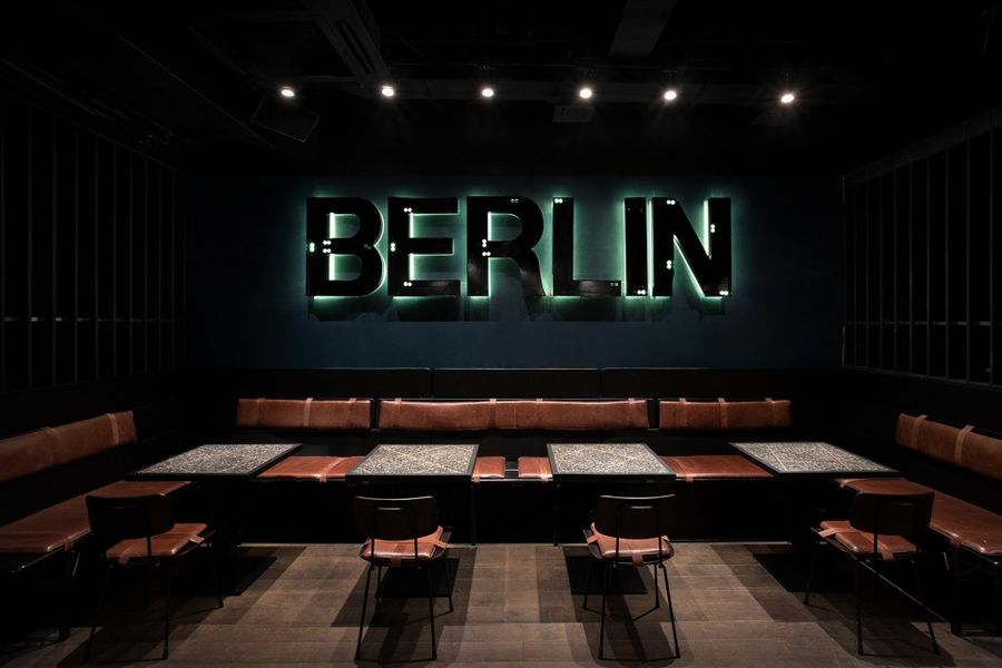 现代浮雕艺术 | 柏林酒吧