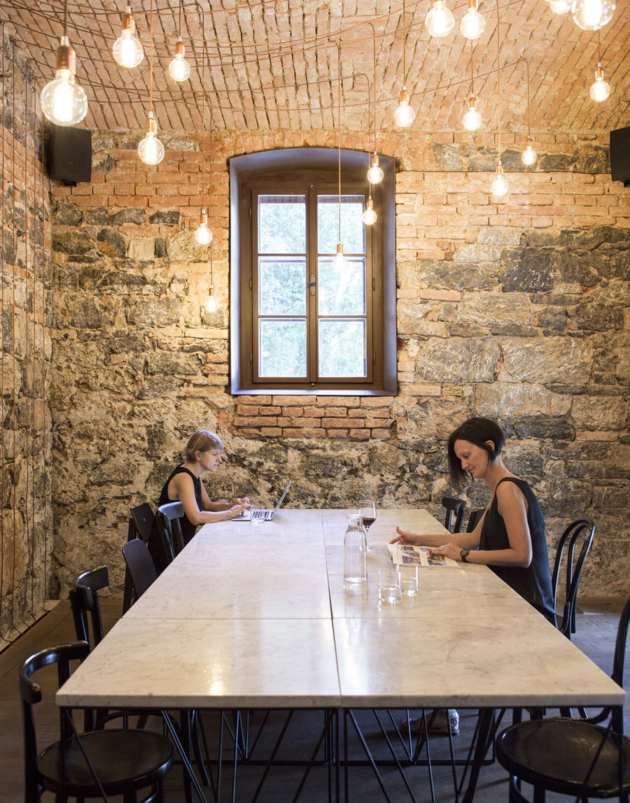卢布尔雅那小酒馆 | 感受复古老墙魅力