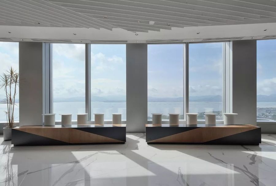 深圳湾畔第一高楼建成，两个办公室设计案例欣赏