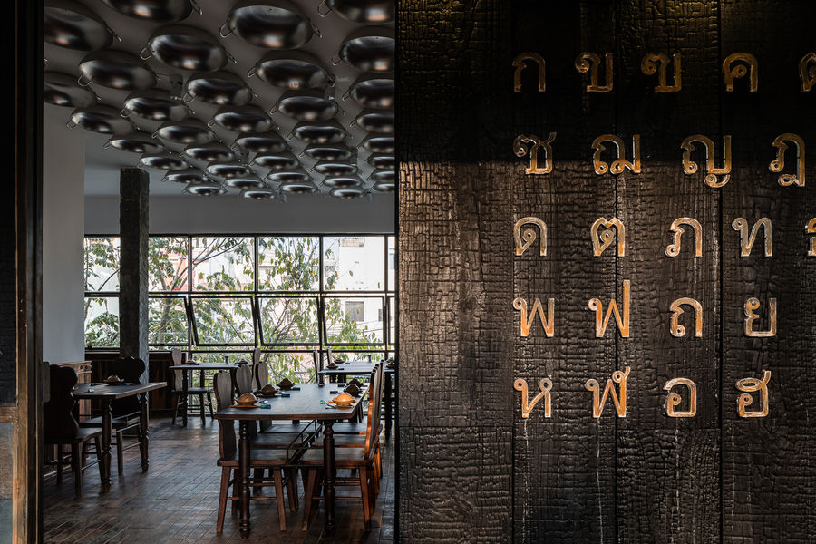 Sawadeesign Studio | 越南餐廳 YAM，鋼橋跨越庭院 