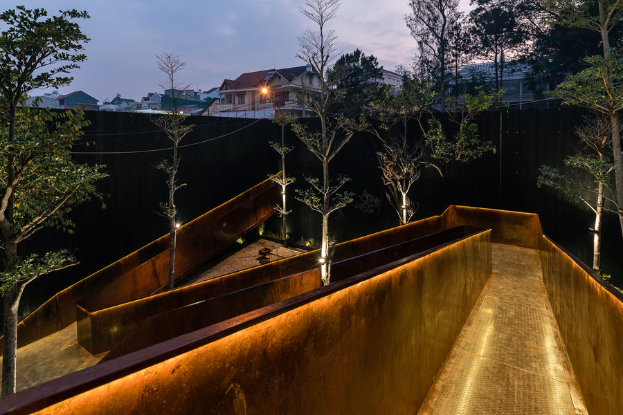 Sawadeesign Studio | 越南餐廳 YAM，鋼橋跨越庭院 