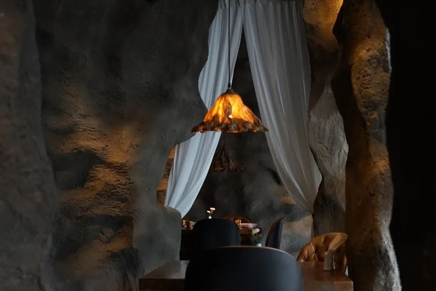 厚浪设计丨汉阳馆：开在商场里的洞穴餐厅，包裹着餐食的炭火鲜香