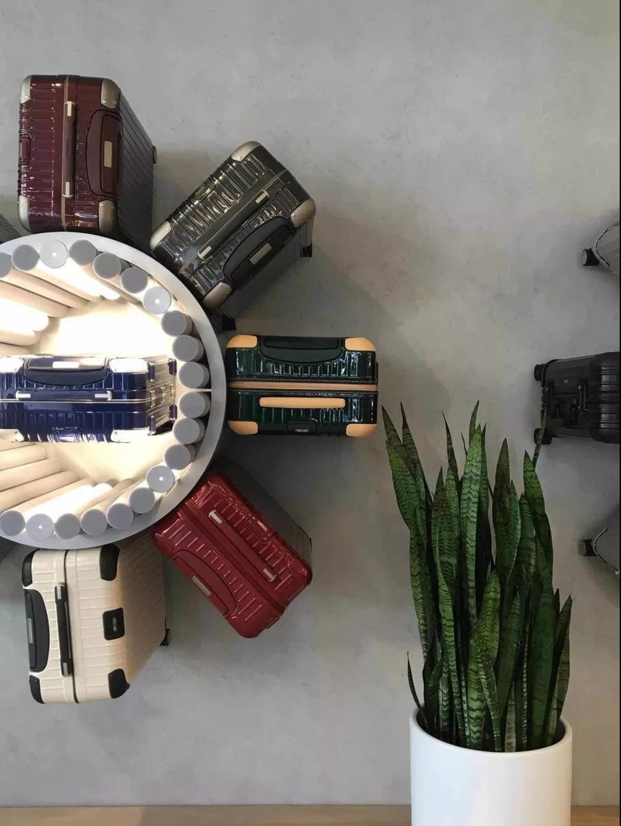 用紙造的展示柜，奢侈品店中的“清流”