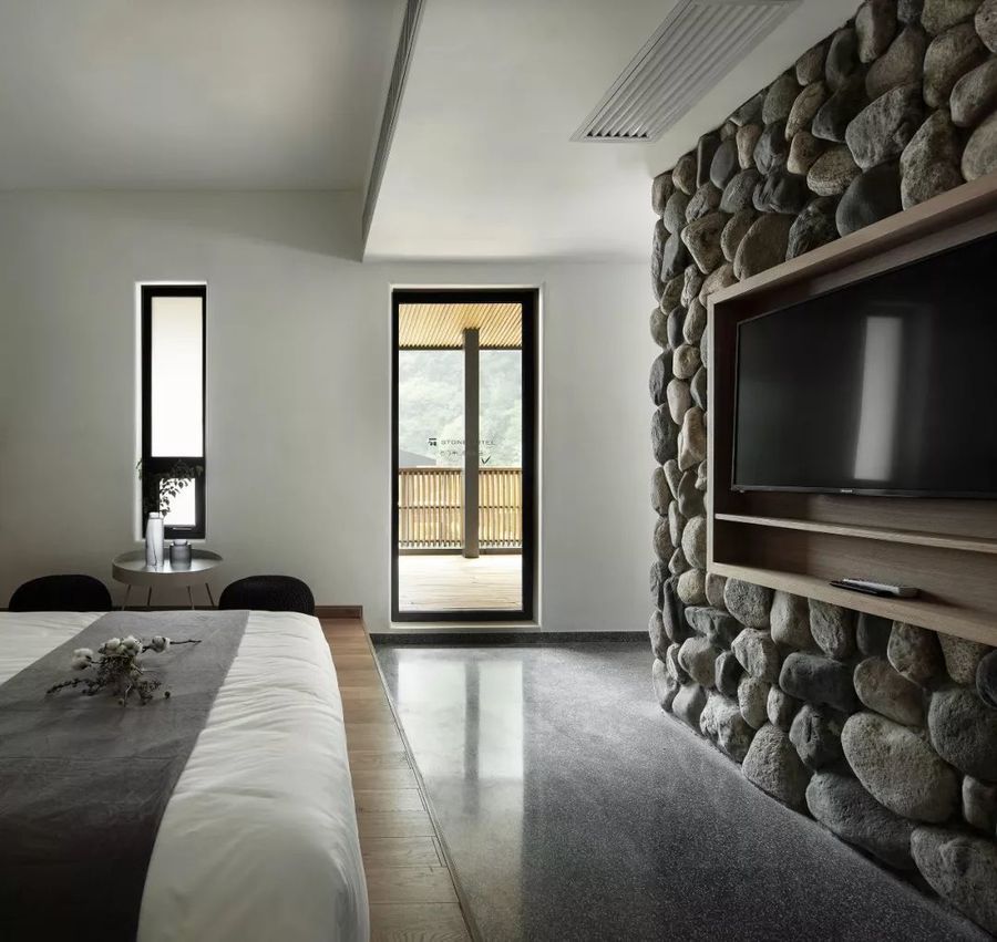 石头与木条改造的山谷酒店，这么美！