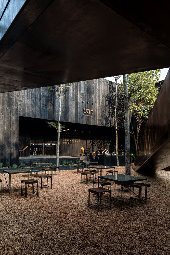 Sawadeesign Studio | 越南餐廳 YAM，鋼橋跨越庭院 