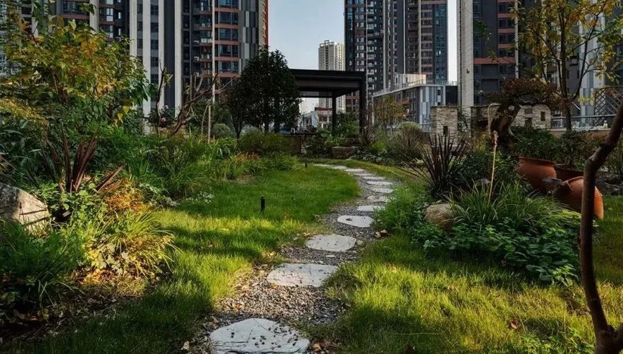六添设计丨武汉市繁华闹市中，她用300m2花园打造了惬意的第二居所