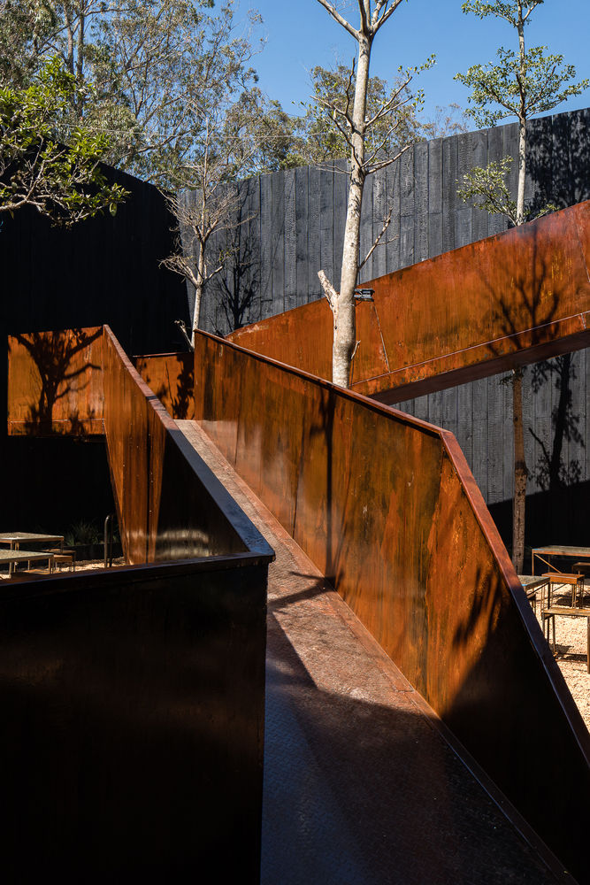 Sawadeesign Studio | 越南餐廳 YAM，鋼橋跨越庭院 