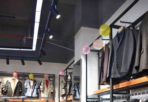 空间以黑、白、灰为主色调的现代风格的男装店 | 天兵设计