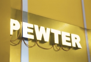 西班牙甘地́a的Pewter商店-迎合自拍一代