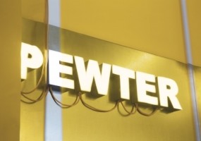 西班牙甘地́a的Pewter商店-迎合自拍一代