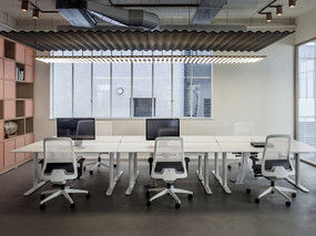 现代元素和历史结构混合的办公室设计