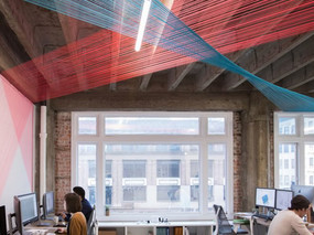 彩色编织环绕的办公空间设计