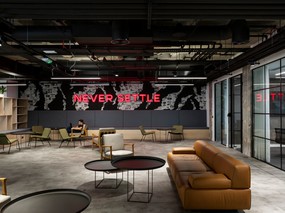 伦敦金融科技公司Revolut办公空间，工业风里的细腻触感 | ThirdWay Interiors