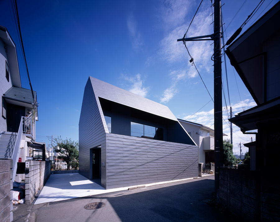 缕空斜面屋顶！日本东京金属外墙木质宅