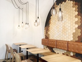  VRTIŠKA丨六边形砖装饰的特色家庭酒吧 