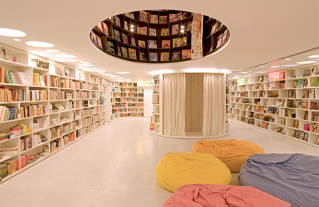 主题书店商业空间设计公司带你了解书店装饰材料的应用