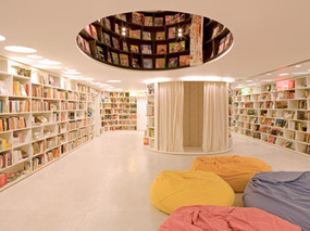 主题书店商业空间设计公司带你了解书店装饰材料的应用