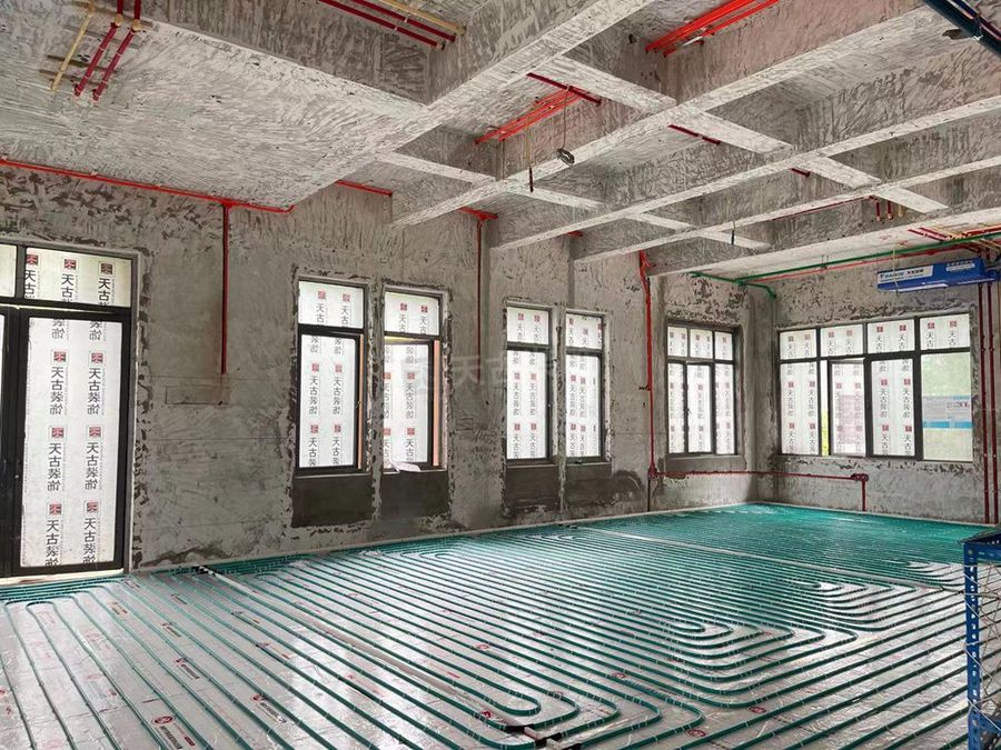 保利小泉独栋别墅装修在施工地现场,天古装饰隐蔽工程怎么样