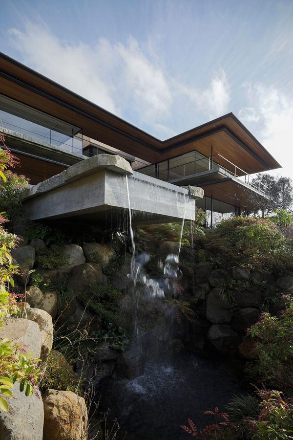 日本箱根隐匿于山林之间的私宅设计