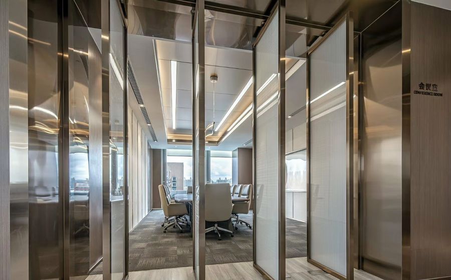 这是一个金融属性额办公室样板空间，结合了室内建筑空间的理性和色彩及材料优雅的特质，令空间有了令人喜悦