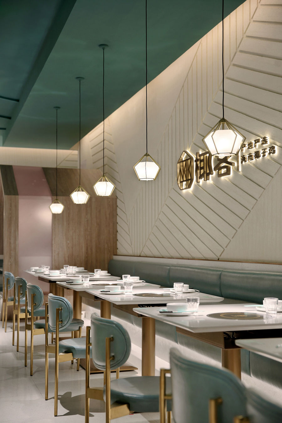 餐廳設(shè)計(jì)·餐飲空間設(shè)計(jì)【藝鼎新作·椰客】清新自然時(shí)尚輕奢，這椰子雞餐廳又潮又酷！