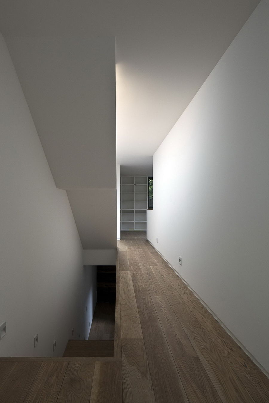 不規則的灰褐色住宅——DCPP Arquitectos