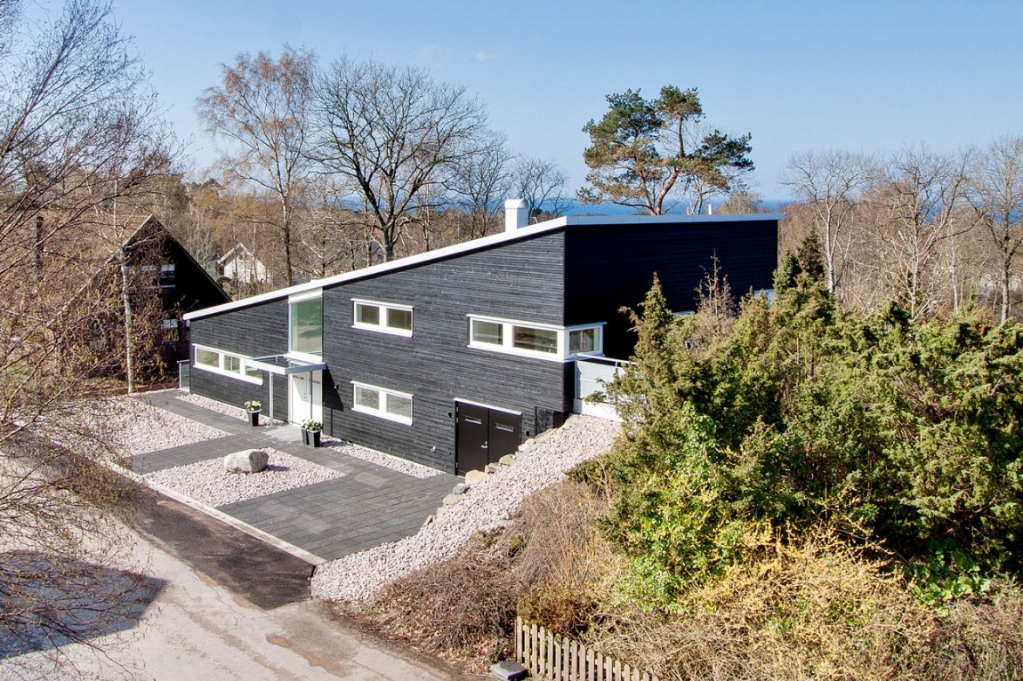 瑞典建于山坡当代别墅——Tengbom