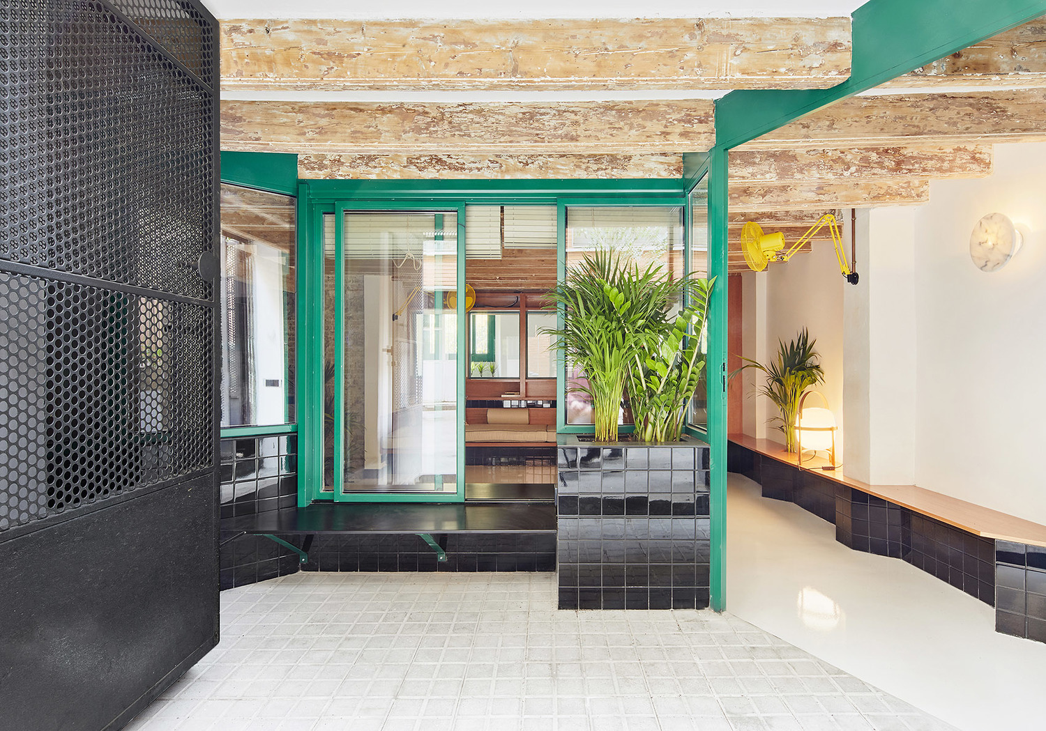 西班牙分散式生活公寓——Sarriera + Weinstock 