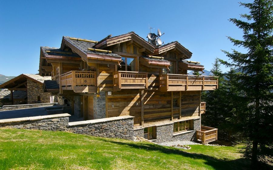 阿尔卑斯山中的优雅木屋，Courchevel一处山坡上