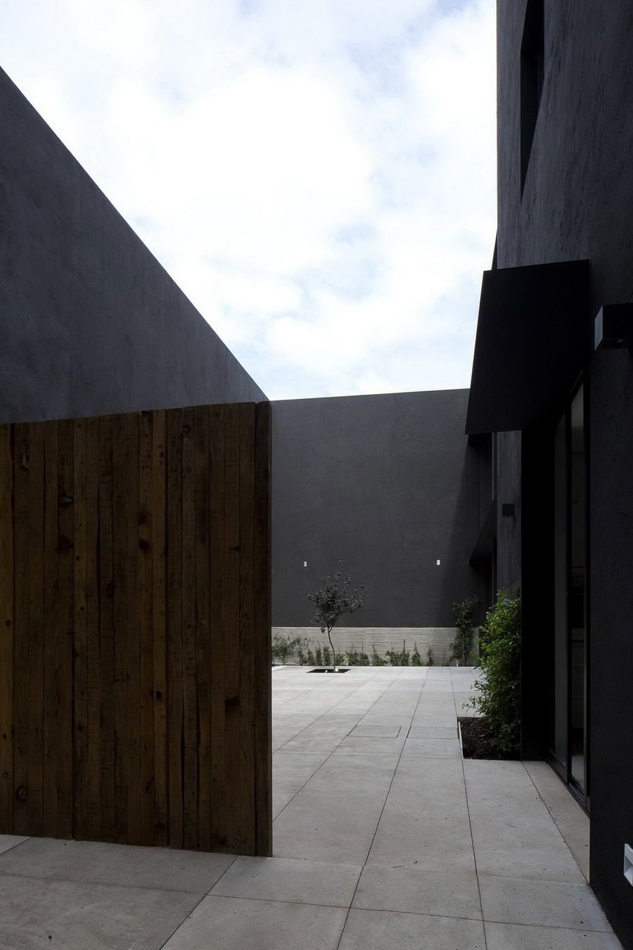 不規則的灰褐色住宅——DCPP Arquitectos