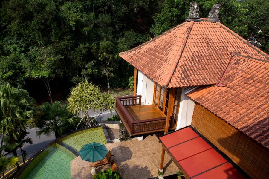 马来西亚用柚木和石头做成的小屋，巴厘岛的风格