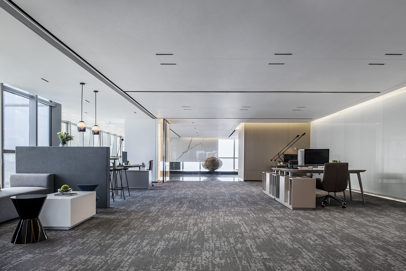 汇格设计丨通过质朴原木与高级石材的碰撞打造的办公场所