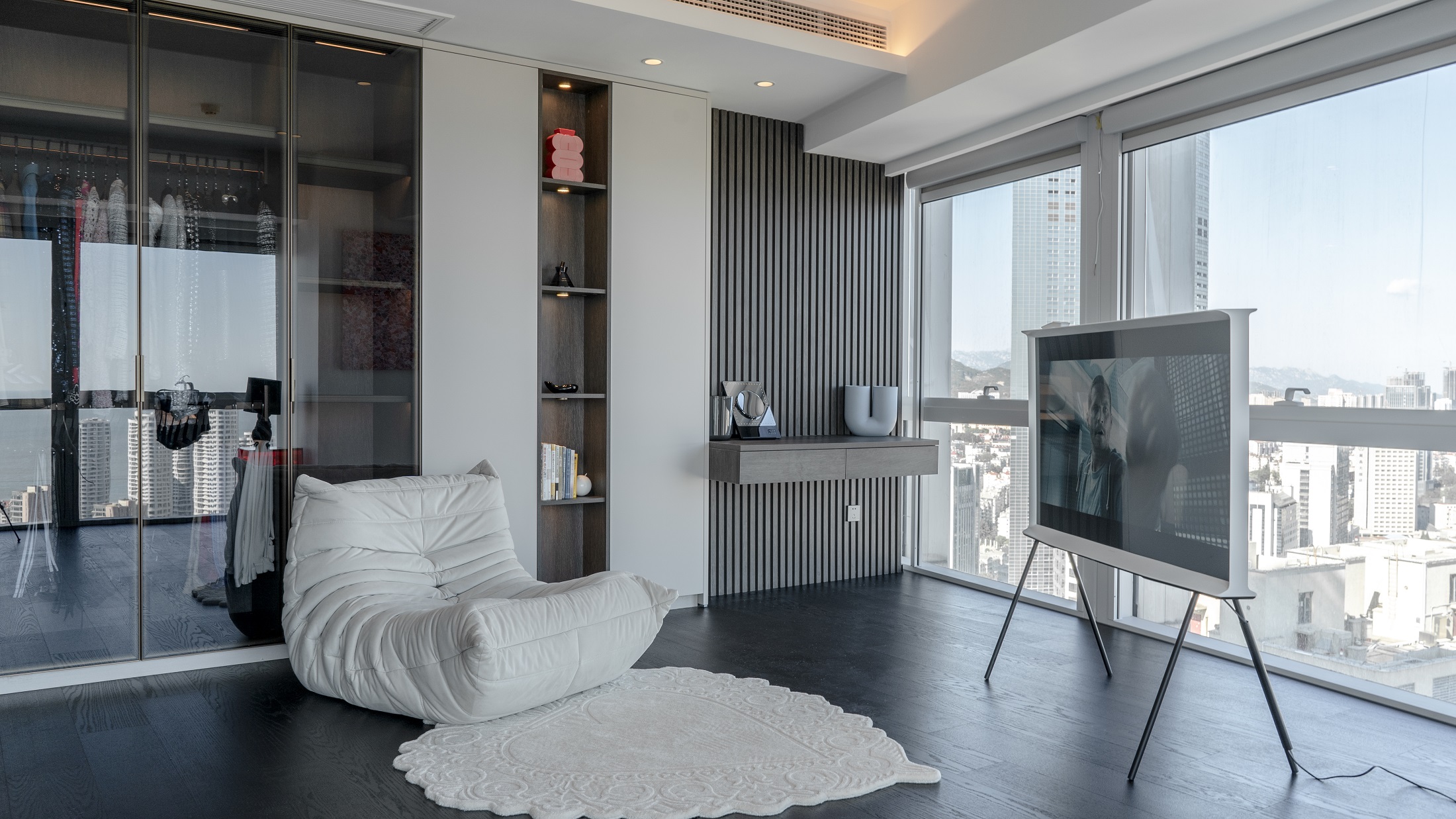 回响设计丨青岛凯悦海景住宅设计：极简黑白配，传达空间的寂静