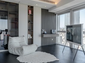 回响设计丨青岛凯悦海景住宅设计：极简黑白配，传达空间的寂静