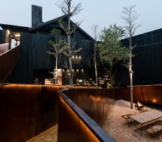 Sawadeesign Studio | 越南餐厅 YAM，钢桥跨越庭院 