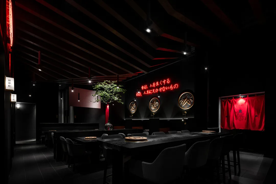 埂上设计 | 昆山爱烧肉居酒屋：一间赋有仪式感的“黑金餐厅”
